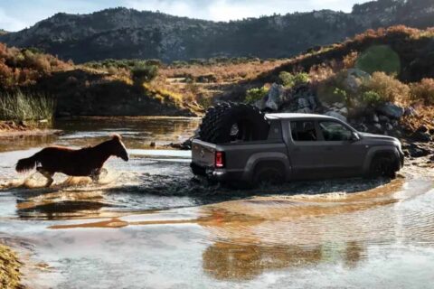 Amarok V6 entrega 258 cv e supera Chevrolet S10 em 51 cv e Mitsubishi Triton em 53 cv, liderando a potência entre três picapes médias a diesel à venda no Brasil
