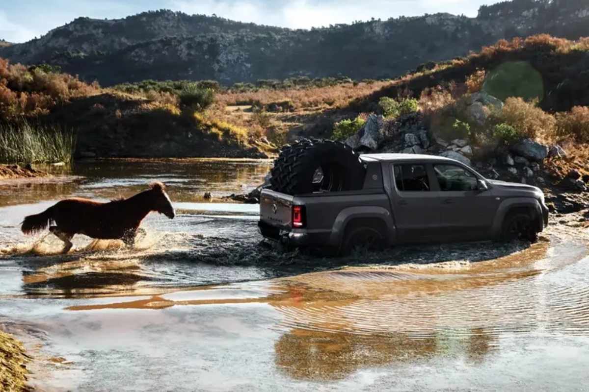 Amarok V6 Highline 2026 passando em um lago