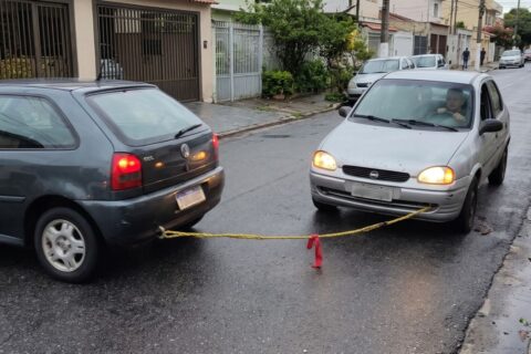 Rebocar outro carro com corda rende multa de R$ 130,16 e 4 pontos pelo artigo 236 do CTB, salvo para retirar veículo avariado de situação de risco imediato