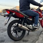 Moto com escapamento aberto rende multa de R$ 195,23 e 5 pontos pelo artigo 230 do CTB, mas a troca por modelo esportivo regularizado continua permitida