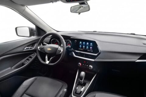 Luz da bateria acesa com motor ligado pode indicar falha no sistema de carga do carro