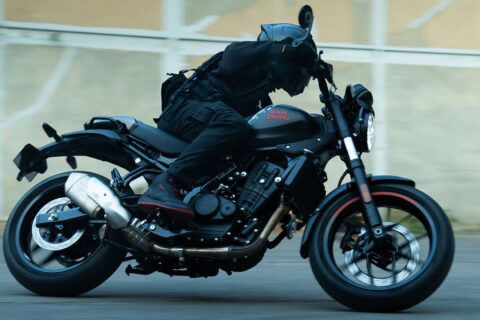Royal Enfield Guerrilla 450 entrega 40 Nm de torque, 2,5 Nm acima da Triumph Speed 400 e cerca de 5 Nm acima da Bajaj Dominar NS400Z entre motos naked de média cilindrada