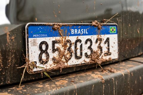 Placa suja ou encoberta que impede a leitura rende multa de R$ 293,47 e 7 pontos pelo artigo 230 do CTB, com possibilidade de remoção do veículo