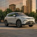 BYD Atto 2 leva 455 litros no porta-malas, abre 36 litros sobre o Peugeot 2008 e 97 sobre o Renault Kardian entre três SUVs compactos com cinco lugares