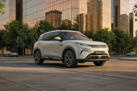 BYD Atto 2 leva 455 litros no porta-malas, abre 36 litros sobre o Peugeot 2008 e 97 sobre o Renault Kardian entre três SUVs compactos com cinco lugares