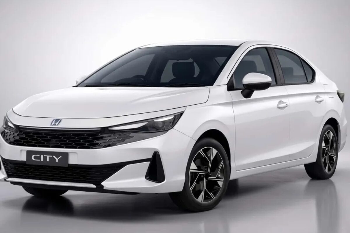 Honda City RS branco, de frente