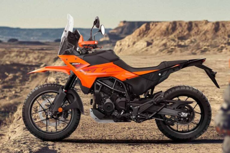 KTM 390 Adventure X na cor laranja, com um cenário radical