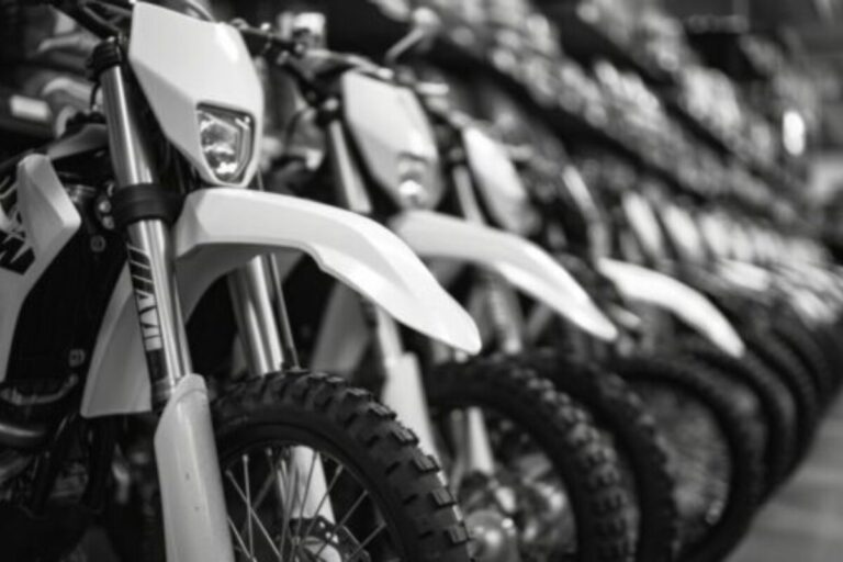 Várias motos brancas enfileiradas