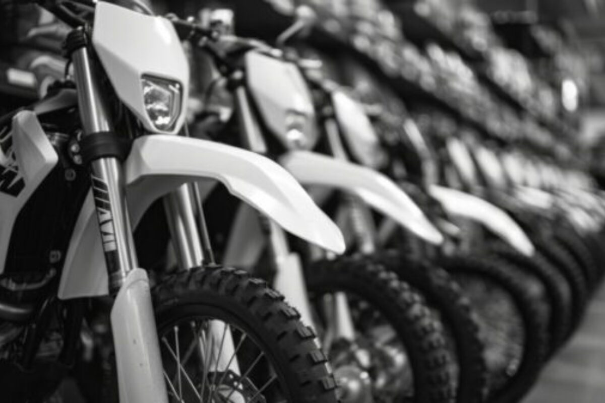Várias motos brancas enfileiradas