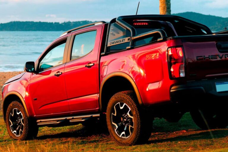 Chevrolet S10 na cor vermelha