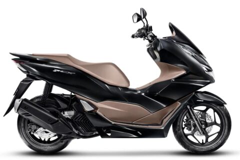 PCX 160 oferece 10,3 litros a mais sob o banco que Elite 125 e quase dobra potência