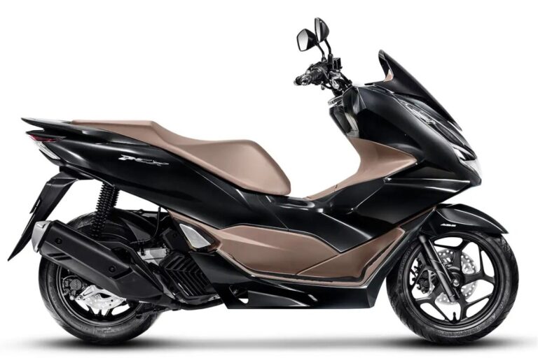 Honda PCX 160 na cor preta, com fundo branco