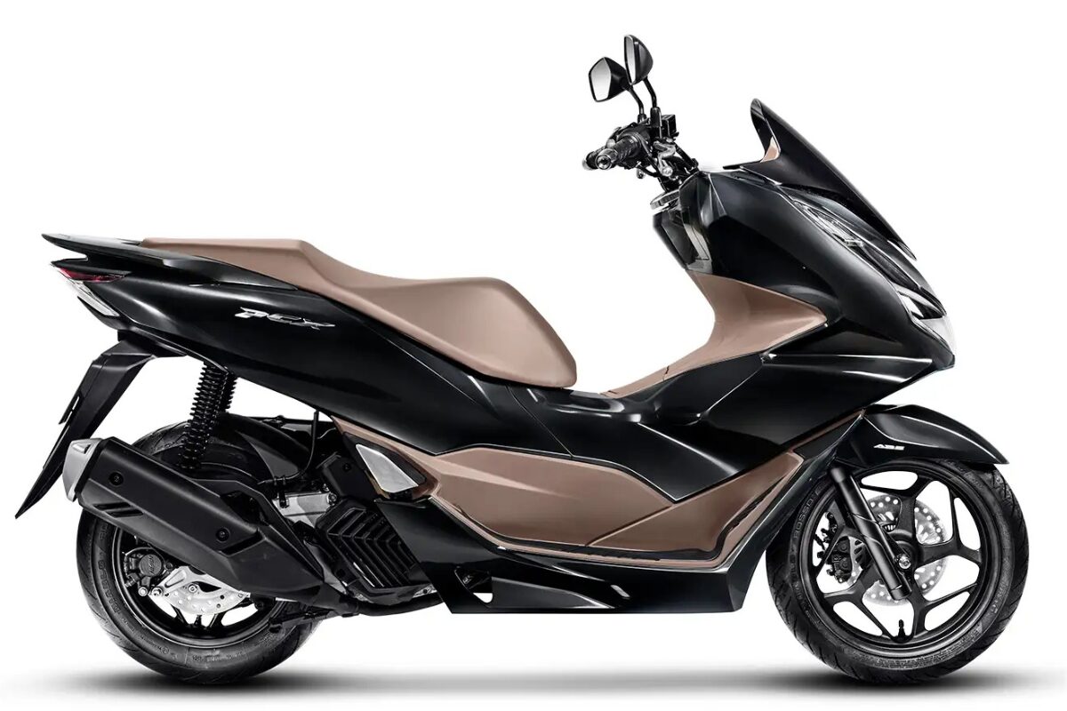 Honda PCX 160 na cor preta, com fundo branco