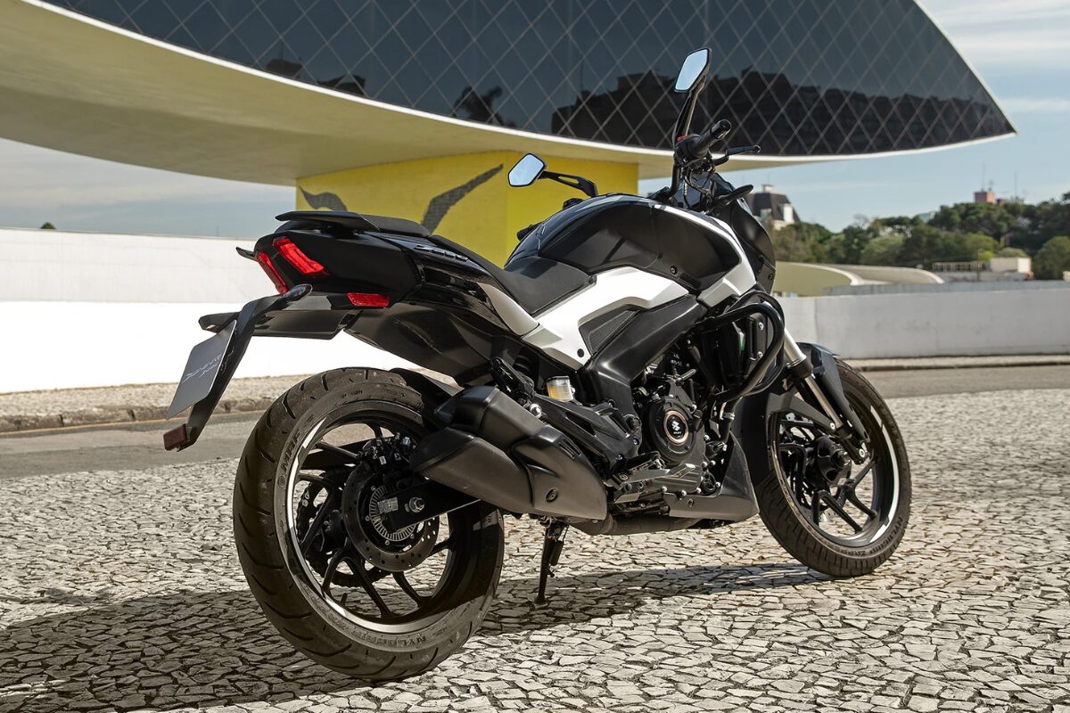 Dominar 250 na cor prata com preto