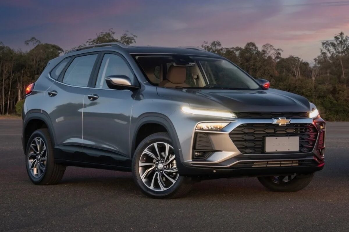 Chevrolet Tracker 2026, de lado, na cor prata