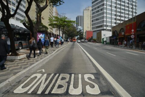 Faixa exclusiva de ônibus rende multa de R$ 293,47 e 7 pontos pelo art. 184 do CTB