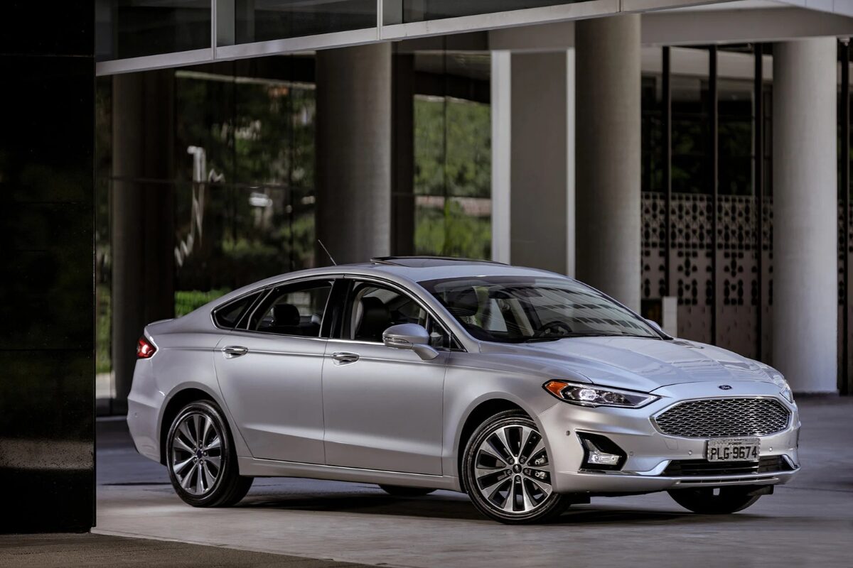 Ford Fusion na cor prata