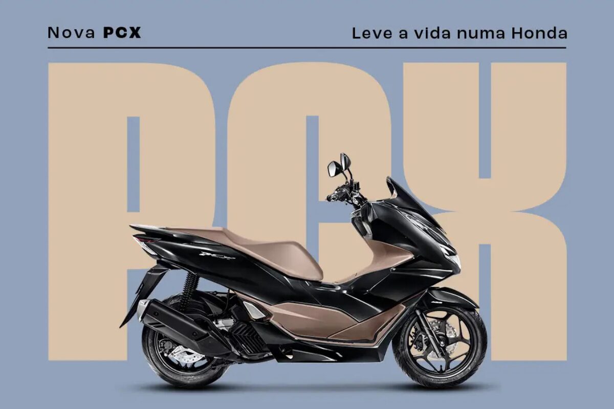 Honda PCX DLX ABS, com destaque para o seu nome, na cor preta