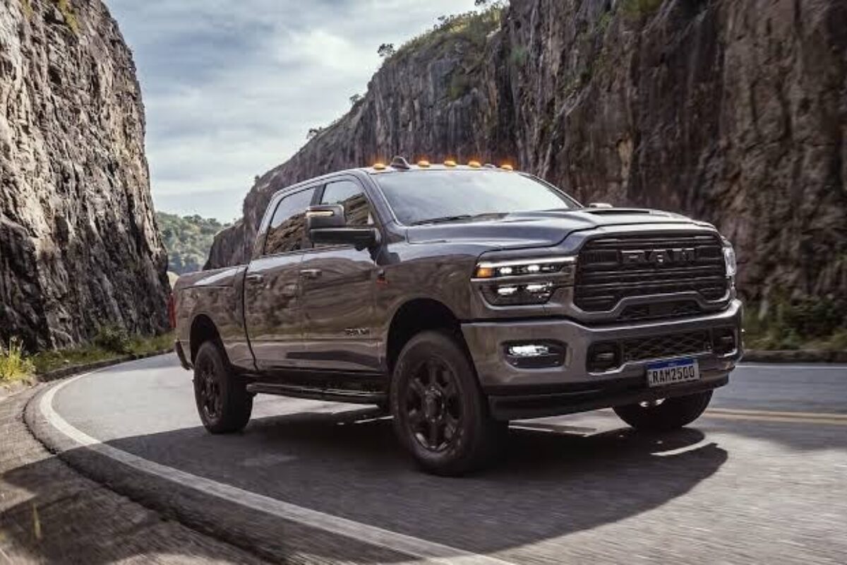 Ram 2500 Laramie Night Edition na estrada