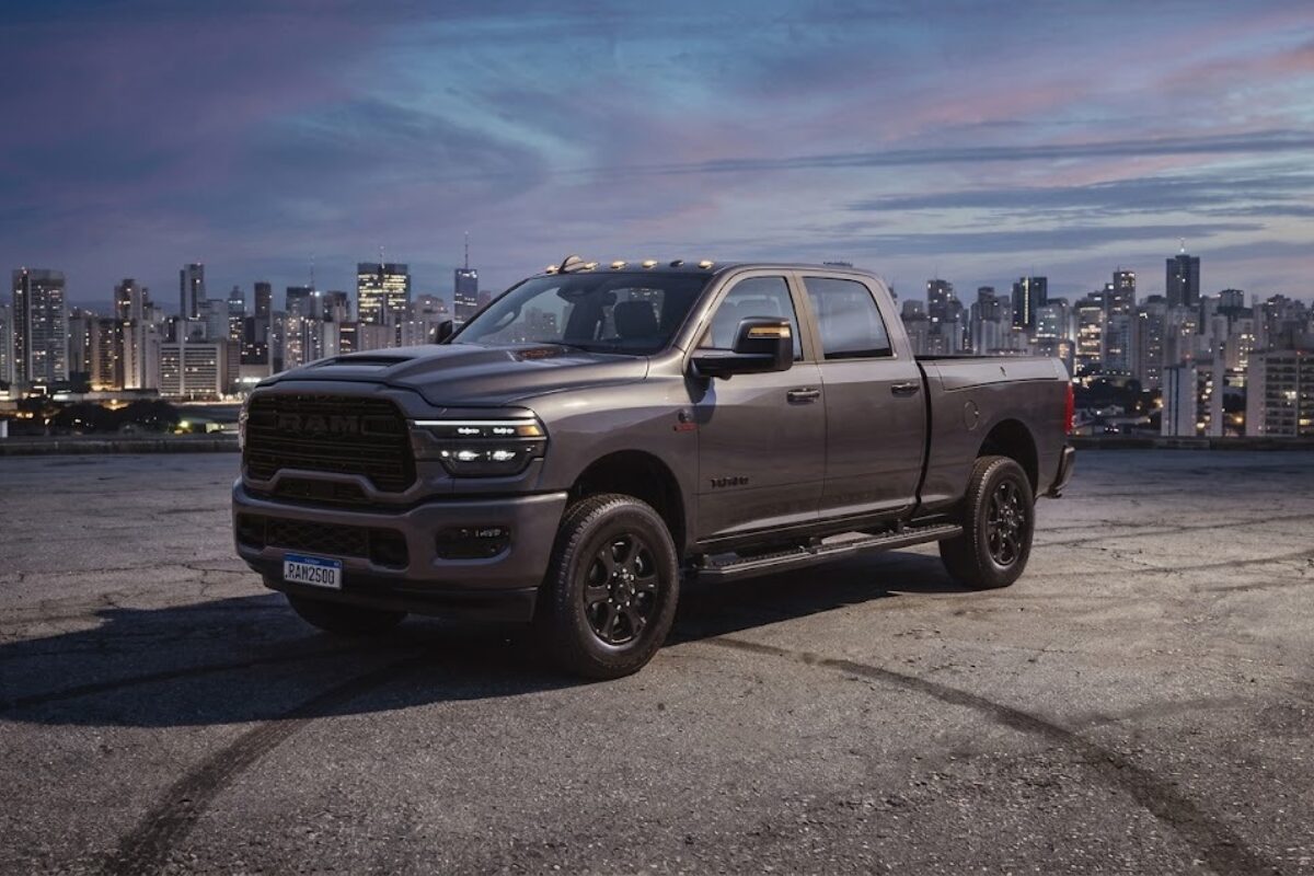 Ram 2500 Laramie Night Edition de lado