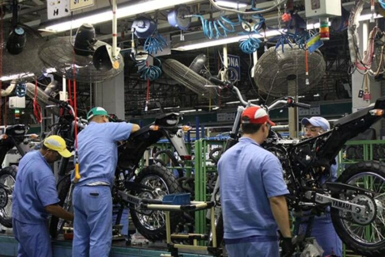 Montadores de moto na fábrica da Yamaha